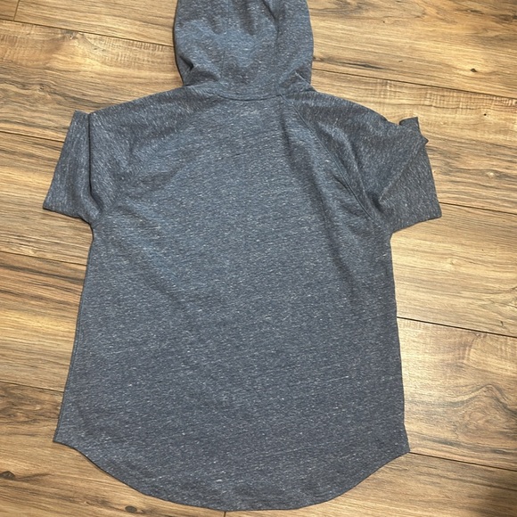 NWT. Woman’s Grey & Purple Under Armour hooded T-shirt. Size M. - Picture 6 of 6